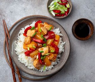 Pui dulce acrisor cu ananas servit cu orez la abur