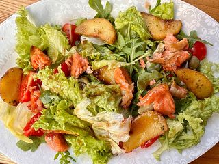 Салат з лососем гарячого копчення (240g)