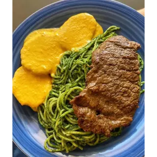 Tallarines verdes con bistec y huancaina