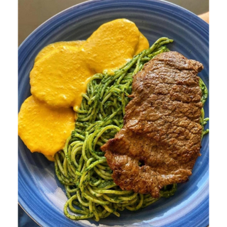 Tallarines verdes con bistec y huancaina
