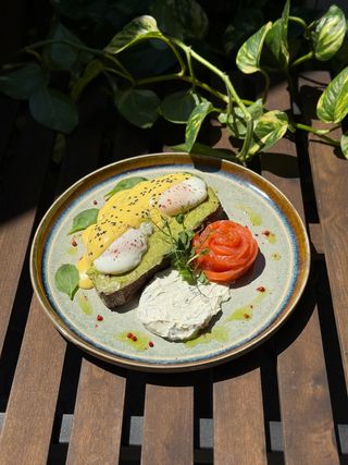 Авокадо-тост з лососем, трав'яним Крем-сиром і соусом Голландез (350г)