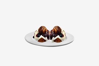 Papanasi cu smantana si dulceata de afine