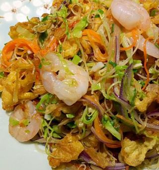 Tallarines De Arroz Con Langostinos, Huevos y brote de soja