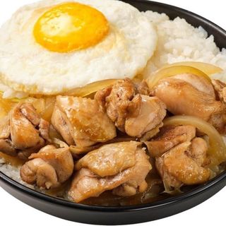 Pollo saltato con riso bianco e verdure uova 