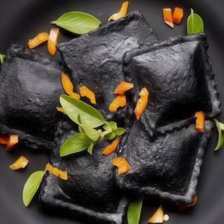 Raviolis Negros relleno de salmón con gambas y curry