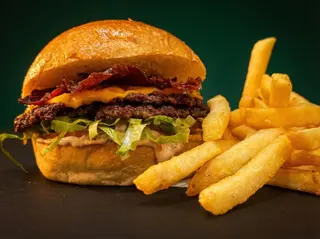 Smash Burger accompagnato da patatine