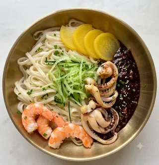 Jjajangmyeon con marisco