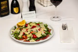Carpaccio di manzo, grana e rucola