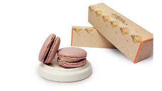 Makaronik Biała czekolada z czarną porzeczką