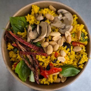Cous cous alla curcuma con rucola, verdure al forno e arachidi tostate