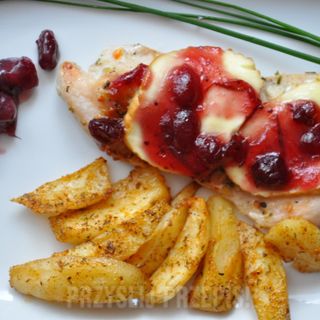 Filet z kurczaka grillowany z oscypkiem i żurawiną, ziemniaki, surówka,zupa