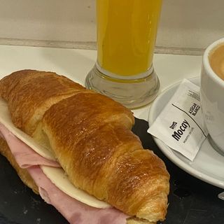 Croissant De Jamón Serrano Y Queso