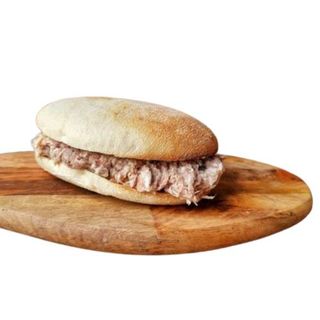 Bocadillo De Pan De Cristal Con Pollo Hilado