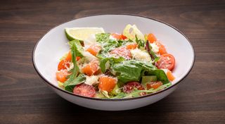 Салат Цезар зі слабосолоним лососем