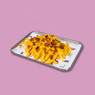 Pomfrit sa hrskavom slaninicom i topljenim čedarom