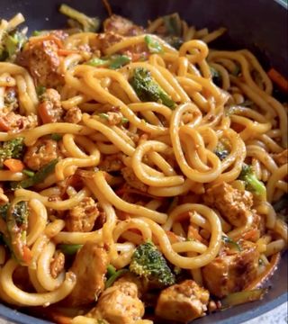 noodles con carne di manzo