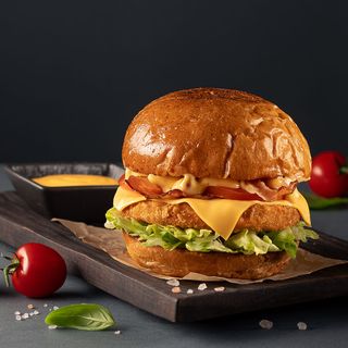 Чізбургер з курячою котлетою та беконом