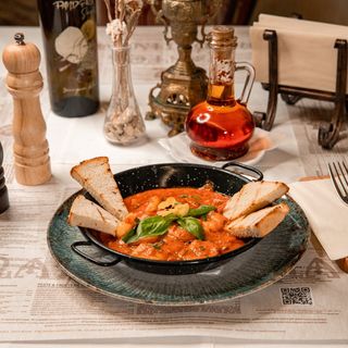 Creveti cu sos roșu mediteranean