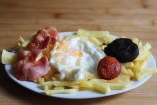 Dos huevos fritos, chorizo, morcilla y patatas