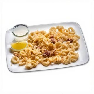 Calamares a la andaluza con alioli y pimientos de padrón