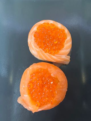 71 Gunkan uova salmone - 2 pezzi