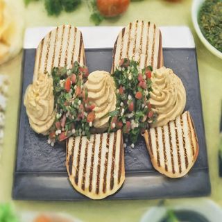 HUMUS CU SALATA TABBOULEH