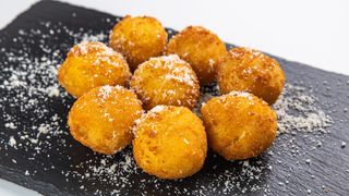 Hot Cheeseballs 