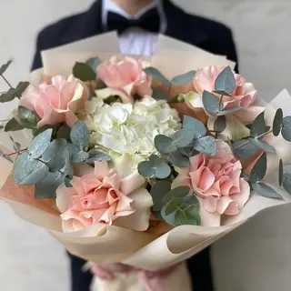 Buchet cu Hortensie Alba si Trandafiri Francezi Roz