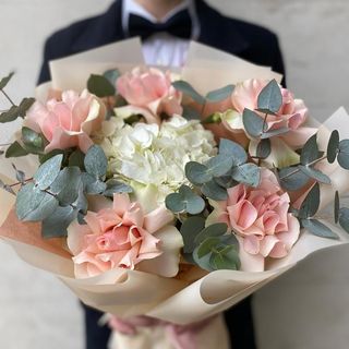 Buchet cu Hortensie Alba si Trandafiri Francezi Roz