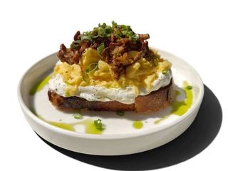 Тост зі скремблем та лисичками (220g)