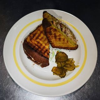Сендвіч з куркою, сиром та в'яленим томатом