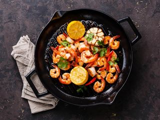 Creveti cu usturoi si vin