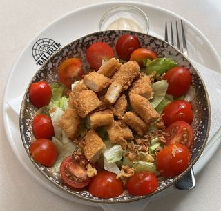 Ensalada pollo y miel mostaza