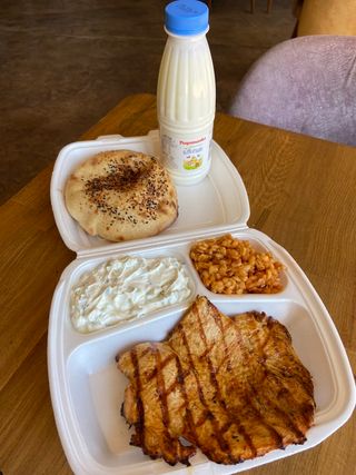 Пилешко филе две гарнитури питка и айрян