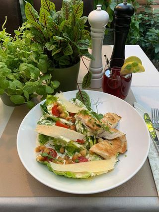 Sałatka Cezar z  chrupiącym kurczakiem w panko