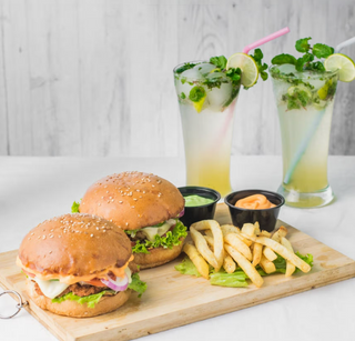 2 Burgere duble de vita +  2 Cartofi asortați + 2 bauturi la alegere