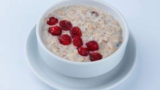 Каша овсяная с вяленой вишней