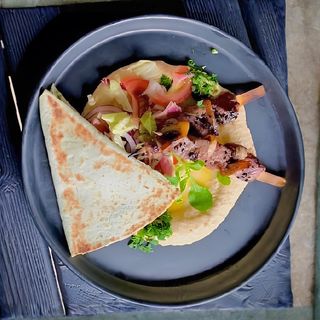 Frigarui de vitel pe pat de hummus si salata