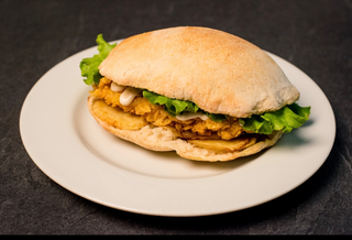 Sendvis crispy de pui si cartofi prajiti