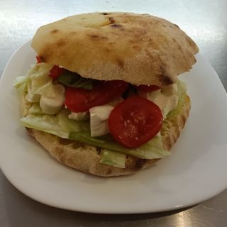 CAPRESE:(mozzarella, pomodorini, insalata, basilico,olio evo).
