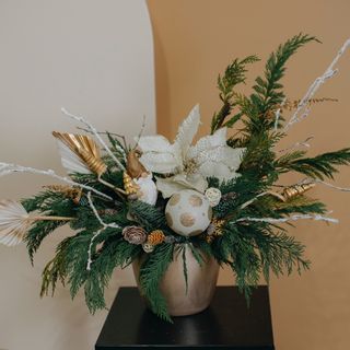 Aranjament de Craciun -Brazi si fdecoratiuni