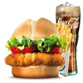 Hamburguesa De Pollo Con Patatas Y Refresco
