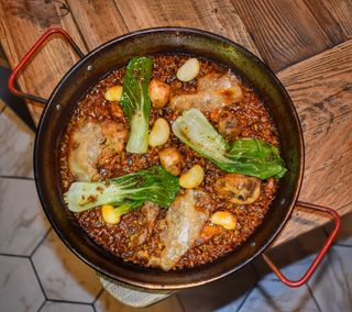Arroz de conejo al ajillo con estragón ( 2 personas )