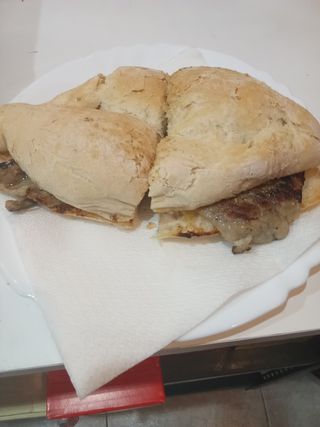 Bifana, batata e bebida 