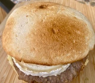 Coixinet d´hamburguesa amb formatge de cabra i ceba cuita