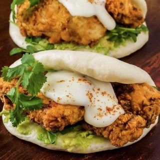 21F. Pan Bao Con Pollo frito (2PIEZAS)