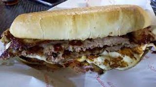 Panino con wurstel, patate e provola