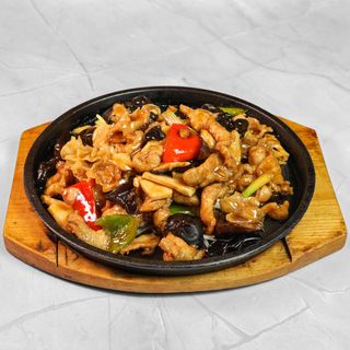 D21 ღორის ხორცი სოკოს ასორტით თიებანი