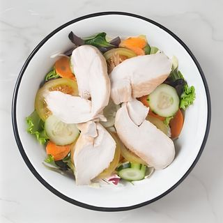 Insalata mista di verdure con pollo speziato