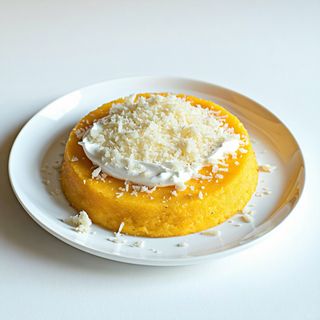 Mămăligă cu brânză și smântână